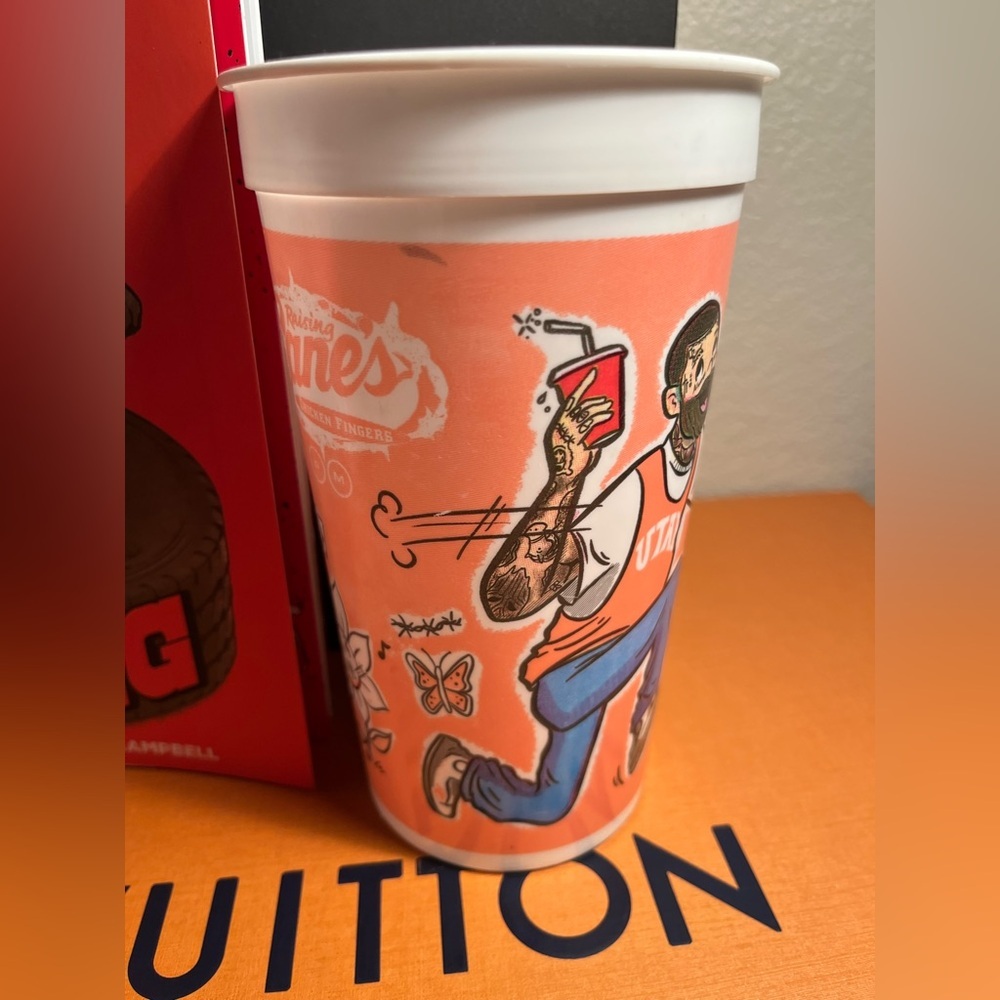 Post Malone Lot - includes a tour book & 2 Canes collaboration cups ! - Picture 3 of 11